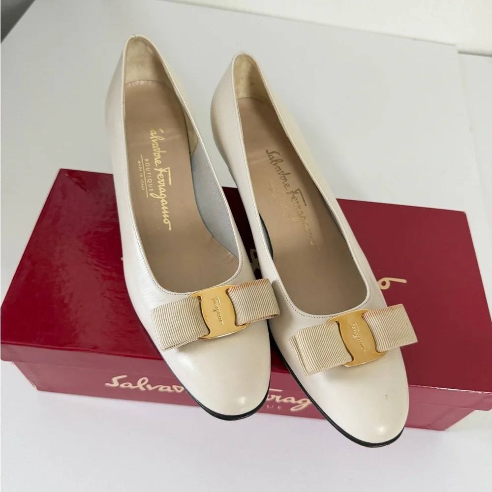 Salvatore Ferragamo Vara Bow Pumps Heel3’ Cream Gold Buckle Sz 7.5 Made In Italy - Picture 6 of 16